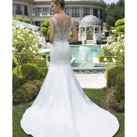 Sample Plunging Wedding Dress, Ivory Sz 4, Reg $2499, Sexy Fit & Flare & Light - Picture 2 of 8